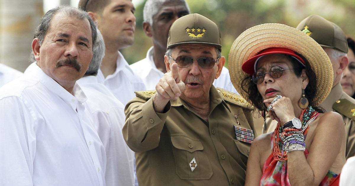 Daniel Ortega, Raúl Castro y Rosario Murillo © REUTERS / Alejandro Ernesto