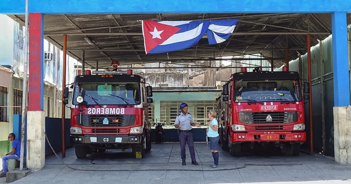 Una bandera cubana enrollada sin cuidado en una estación de bomberos © CiberCuba