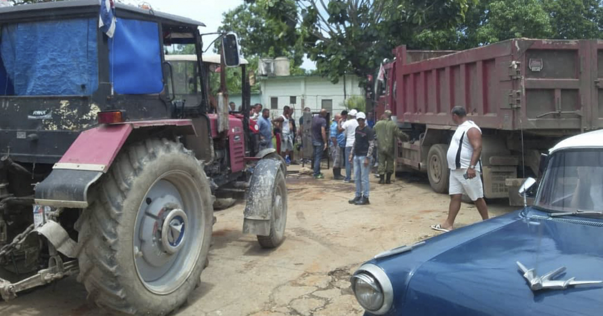 Tractores y camiones cargan combustible © CiberCuba