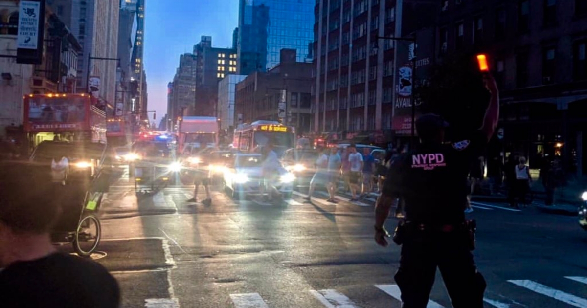 Un policía de New York controlando el tráfico tras el apagón de este sábado © Twitter / Chief Terence Monahan