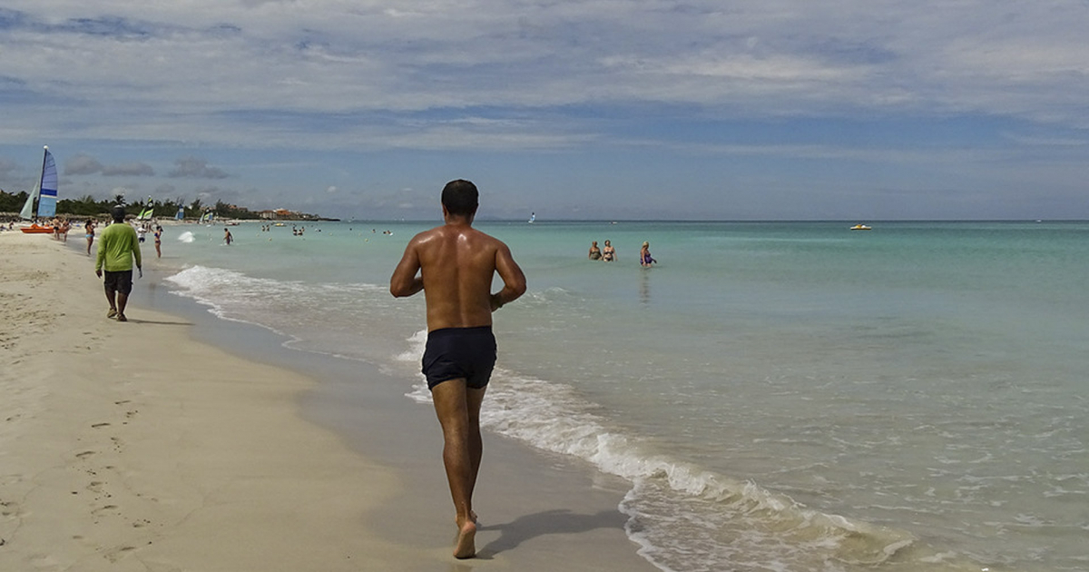 Un hombre corre por la playa de Varadero © CiberCuba