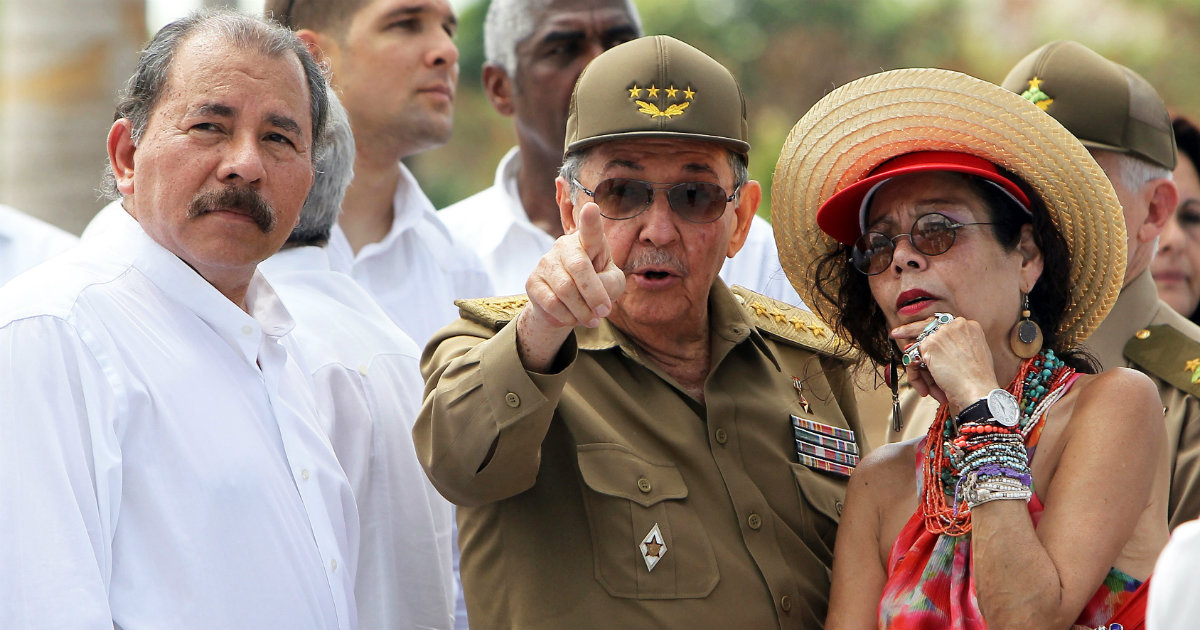 Raúl Castro junto a Daniel Ortega y su esposa la vicepresidenta Rosario Murillo © REUTERS / Alejandro Ernesto/ Pool 