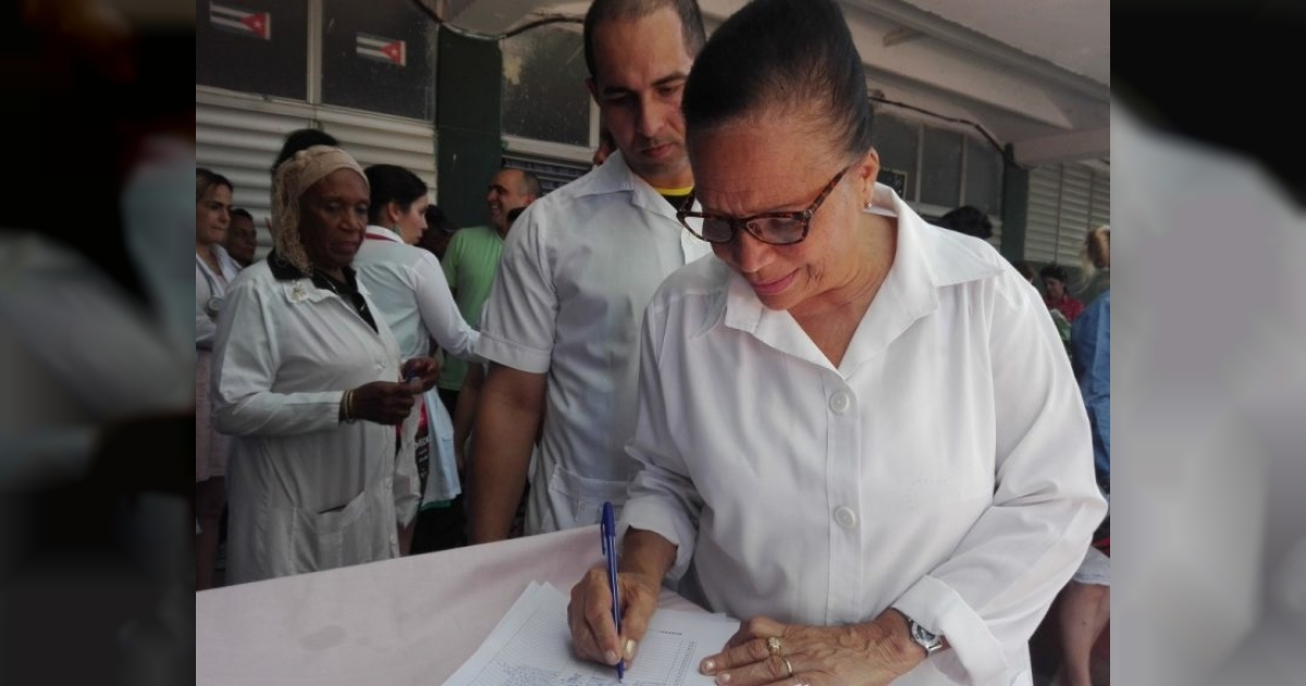 Una doctora firma a favor de Maduro en Sancti Spíritus. © Escambray.