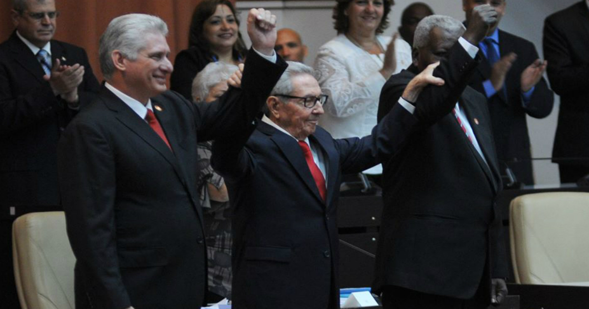 Miguel Díaz-Canel, Raúl Castro y Esteban Lazo. © Facebook / CNC TV Granma