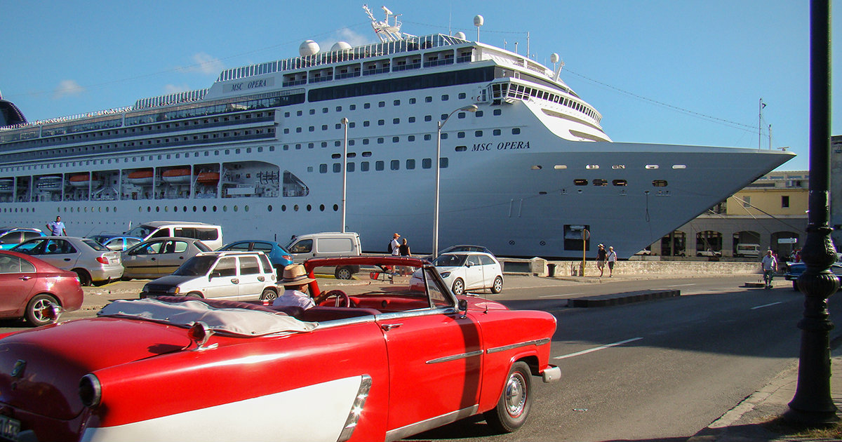 Crucero y auto descapotable en La Habana © CiberCuba