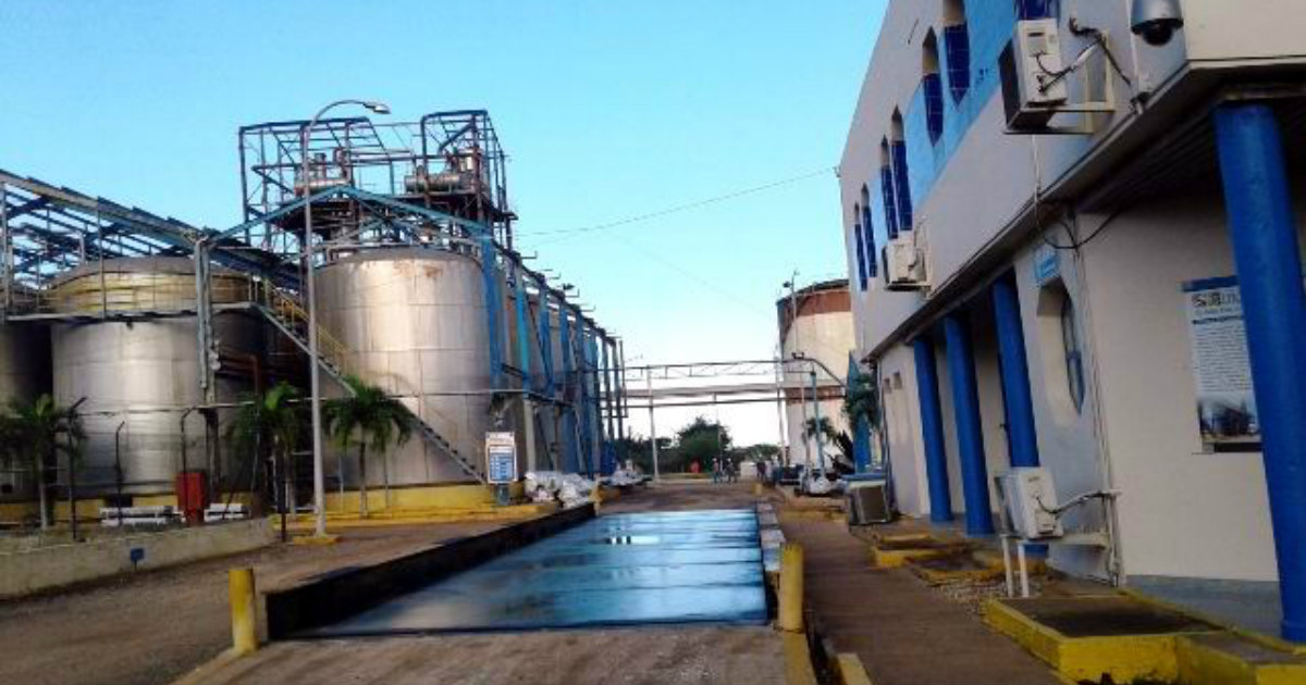 La destilería de Alcoholes Finos de Caña SA (ALFICSA), de Cienfuegos © Radio Rebelde/ Mireya Ojeda