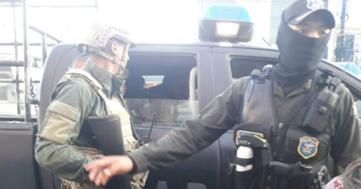 Agentes de policía de Bolivia custodian al detenido © elpais.bo