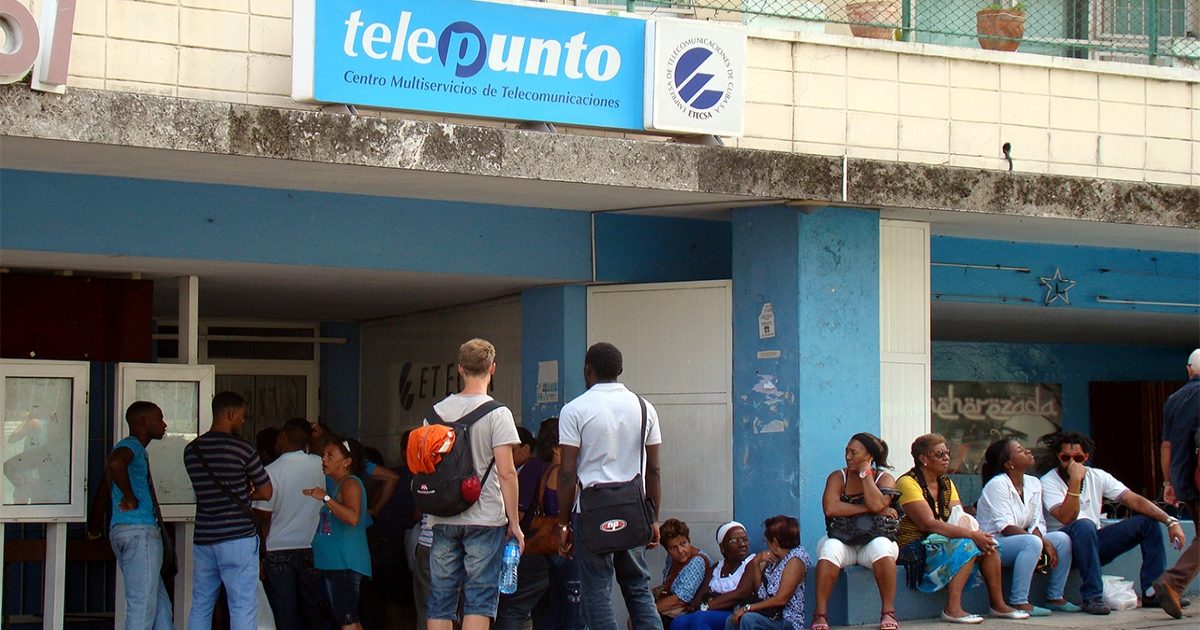 Usuarios frente a un telepunto de Etecsa, imagen de referencia © CiberCuba