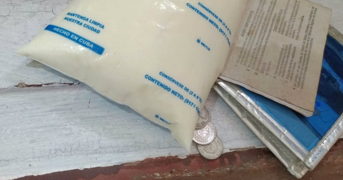 Bolsa de leche vendida en la bodega © CiberCuba