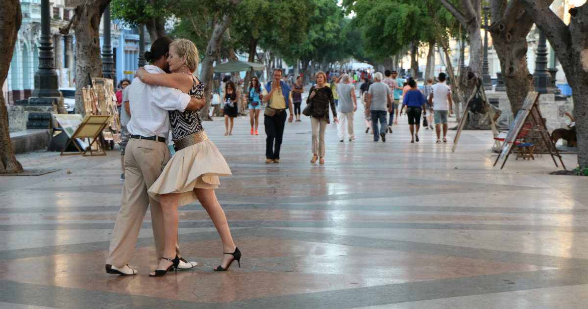 Una pareja realiza una exhibición de tango en el Prado Habanero © Flickr/Afternoon Tango