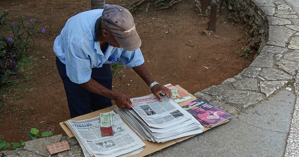 Vendedor de periódicos en 23 y J © CiberCuba