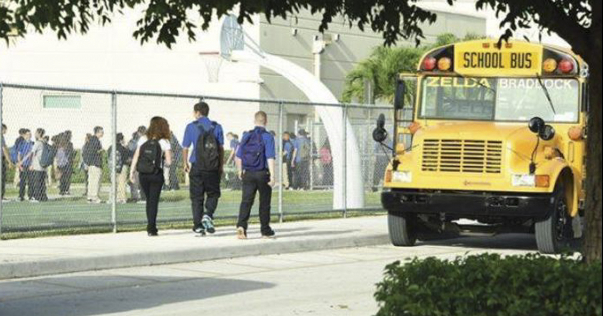 Adolescentes acuden a escuela en Florida © Facebook/Negocio Miami