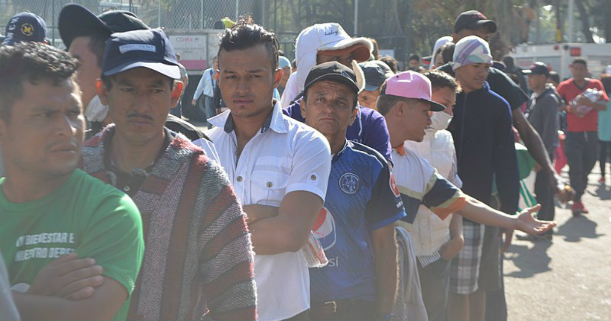 Personas migrantes haciendo fila para desayunar en el campamento temporal de la Ciudad Deportiva Magdalena Mixhuca de la Ciudad de México © Wikimedia Commons / ProtoplasmaKid