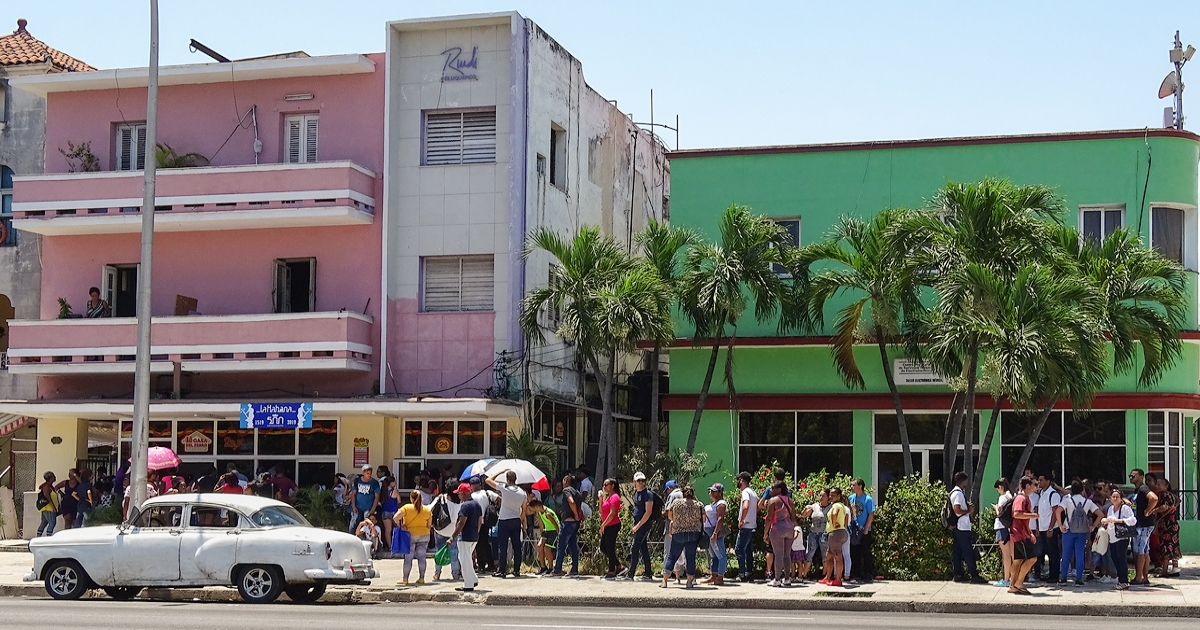 El incremento salarial establece 32 grupos de complejidad en Cuba © CiberCuba