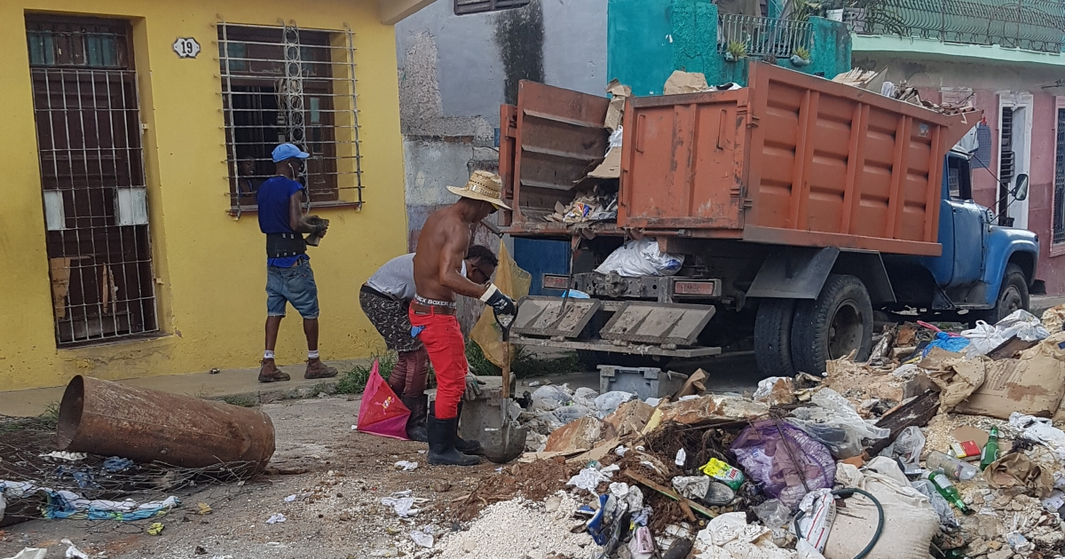 Un camión en el basurero de 10 de Octubre, La Habana © Cortesía a CiberCuba