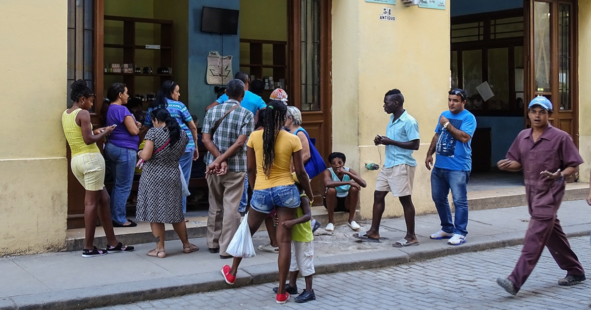 Cubanos frente a una farmacia, imagen de referencia © CiberCuba