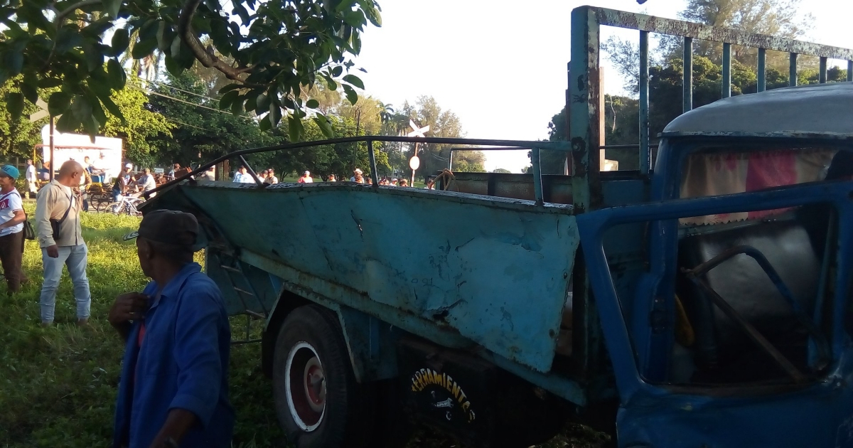 El camión implicado en el accidente de tránsito en Vertientes, Camagüey © Radio Vertientes