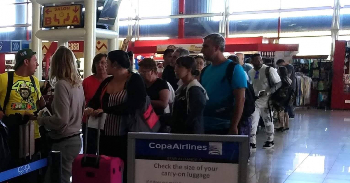 Cubanos en el Aeropuerto © CiberCuba