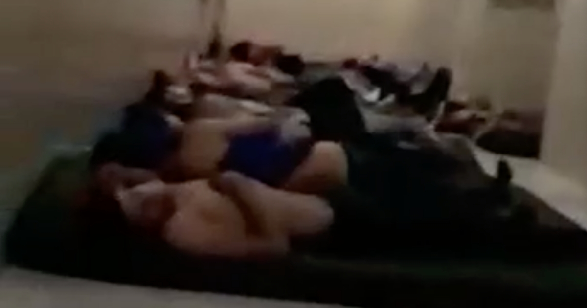 Personas en un albergue en la frontera de México con Estados Unidos © Captura de pantalla de video enviada a CiberCuba