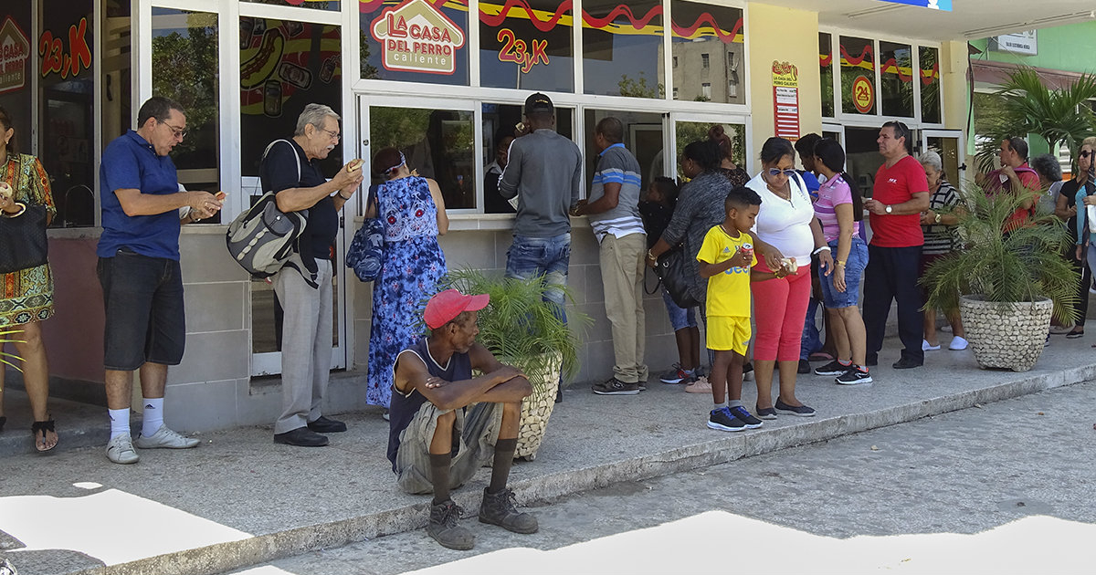 Colas para comprar en La Casa del Perro en La Habana © CiberCuba