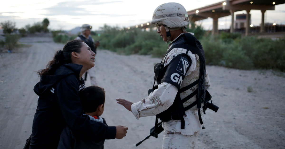Madre suplicando al guardia © REUTERS/Jose Luis Gonzalez