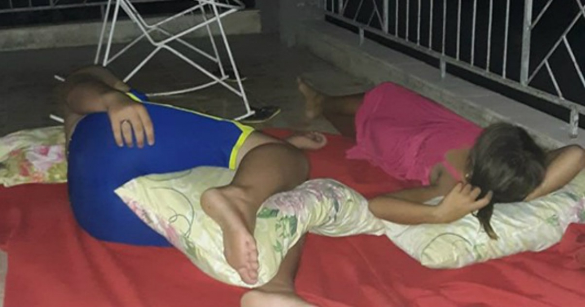 Niños durmiendo durante apagón © Isbel González González/Facebook