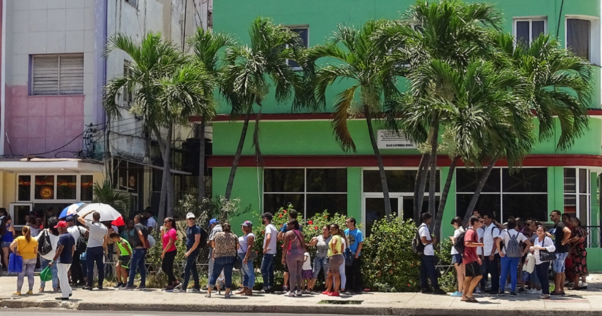 Cubanos en una cola en un local de La Habana, imagen de referencia © CiberCuba