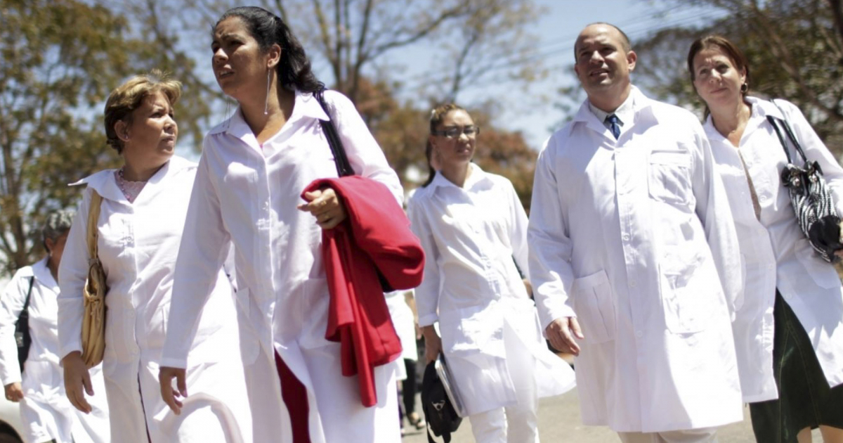 Médicos cubanos en Brasil en una foto del 2013 © Reuters/Ueslei Marcelino