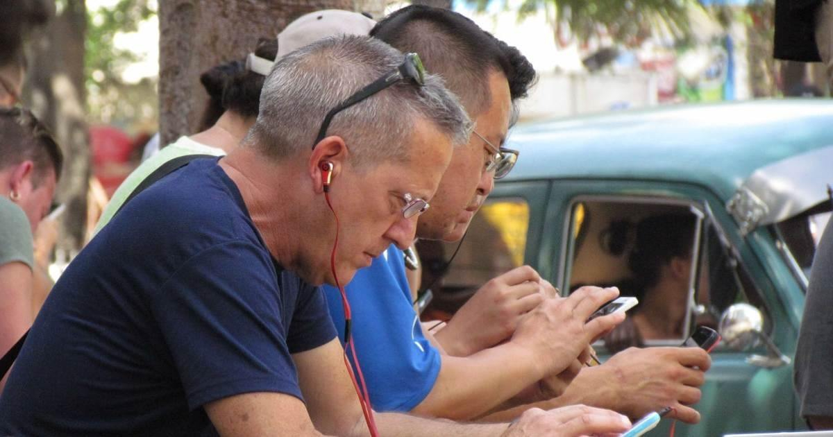 Cubanos contectados a internet en una de las zonas WiFi en La Habana. © Cibercuba