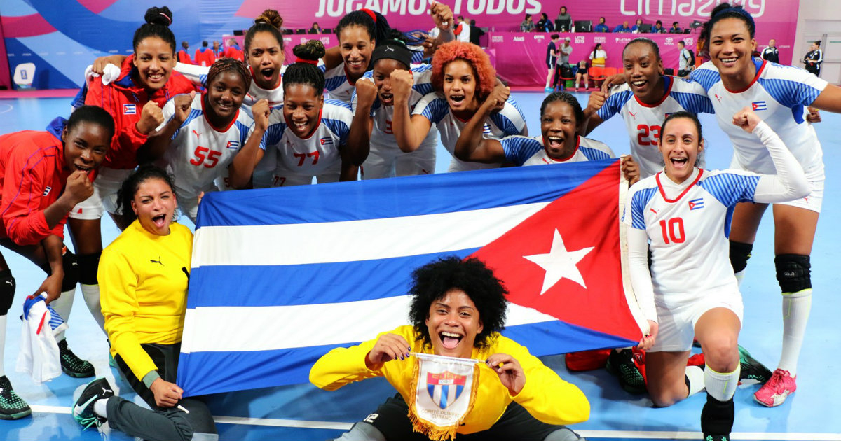Equipo de balonmano femenino cubano celebra su bronce en Lima 2019 © JIT/ Mónica Ramírez