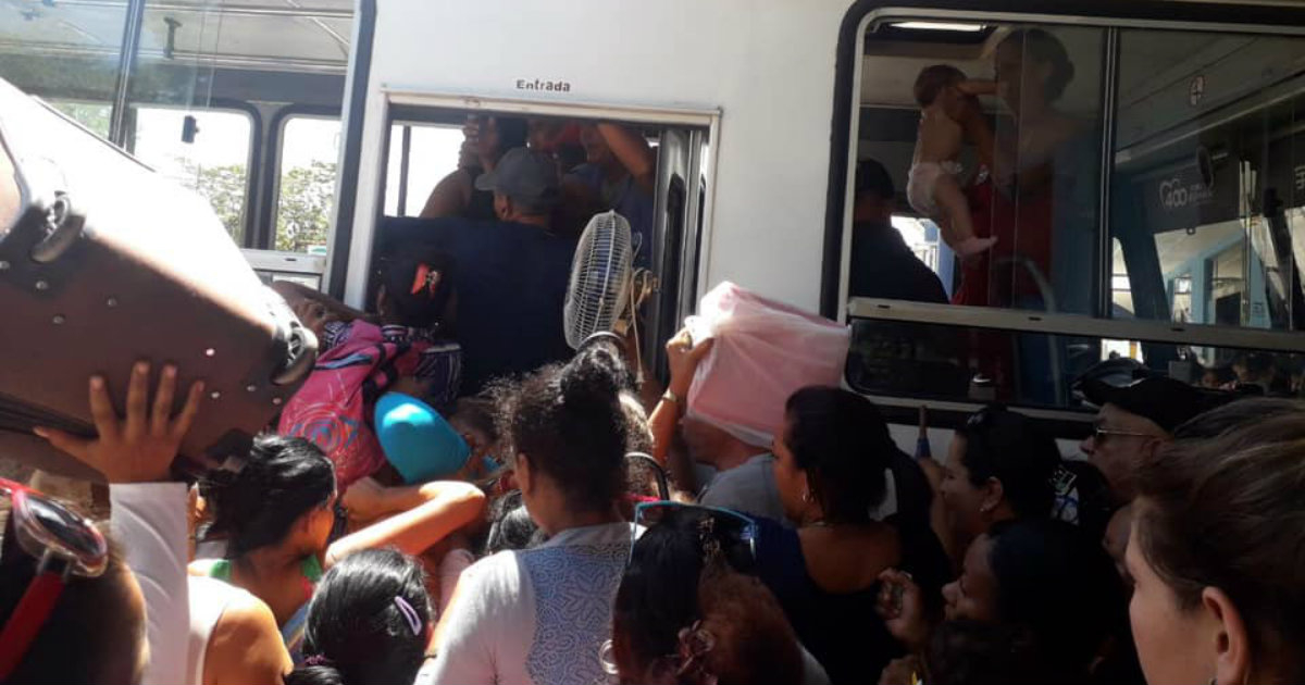 Aglomeración de personas para entrar a un autobús en Bayamo © Facebook / Iliana Hernandez