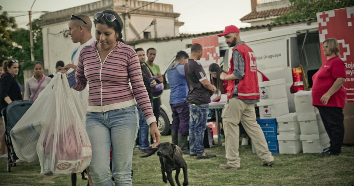 Migrantes cubanos en Uruguay reciben ayuda de la Cruz Roja © Twitter / IFRC Americas