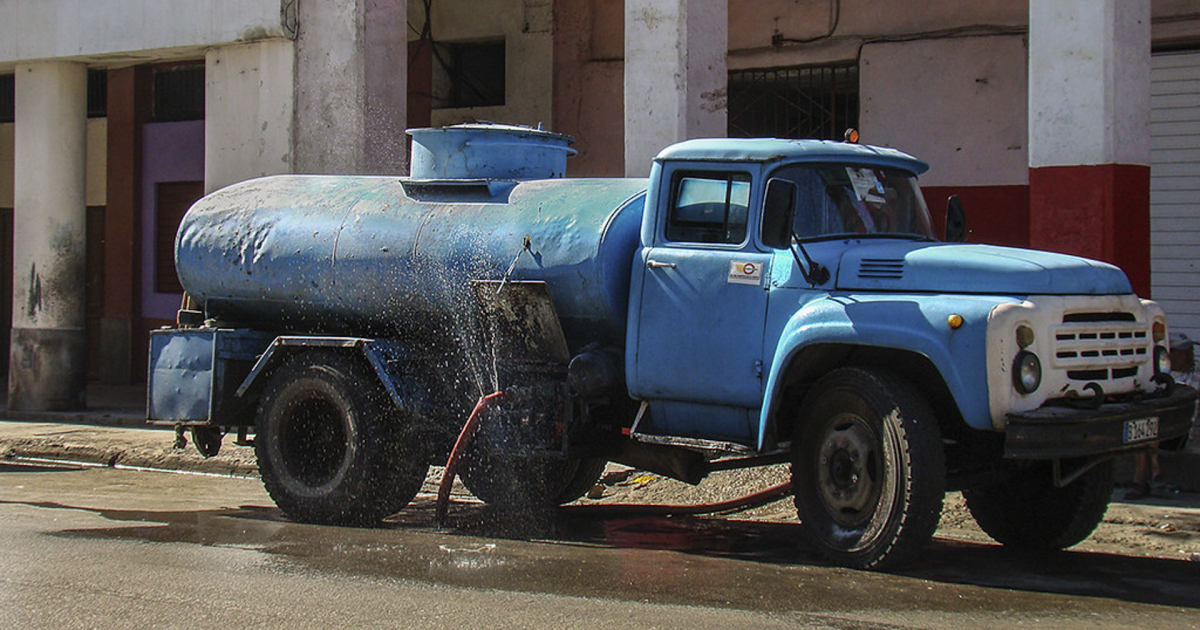 Pipa de agua en La Habana © CiberCuba