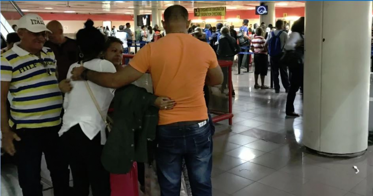 Reunión de familias cubanas en el aeropuerto de La Habana. © Cibercuba