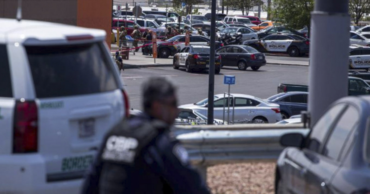 Centro comercial de El Paso rodeado de policías durante tiroteo del 3 de agosto © YouTube