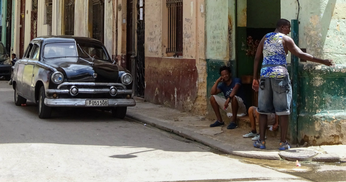 Imagen de referencia (cubanos conversando en una esquina en La Habana) © CiberCuba