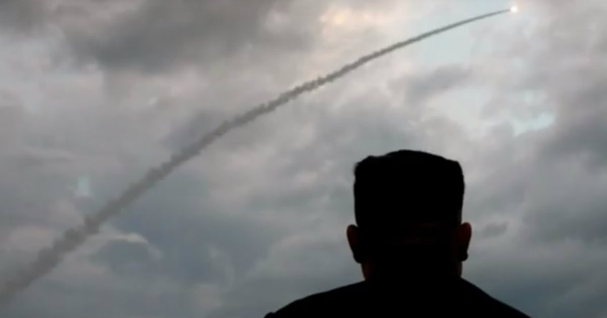 Kim Jong Un en el momento de un ejercicio de prueba de misiles © YouTube / KCNA (Captura de video)