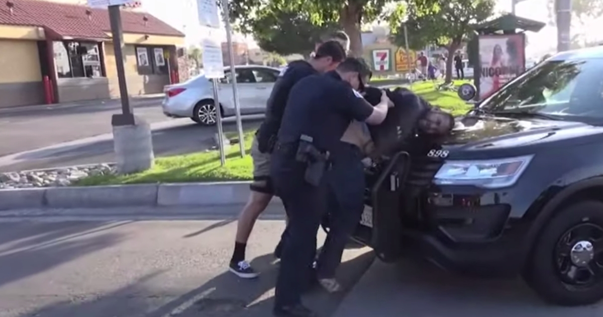 Momento en que el hombre es detenido © Captura de pantalla de YouTube / CBS Los Ángeles