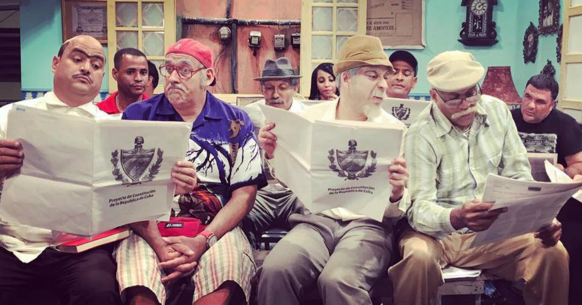 Personajes de Vivir del Cuento leen ejemplares de la Constitución cubana © Facebook/Vivir del Cuento