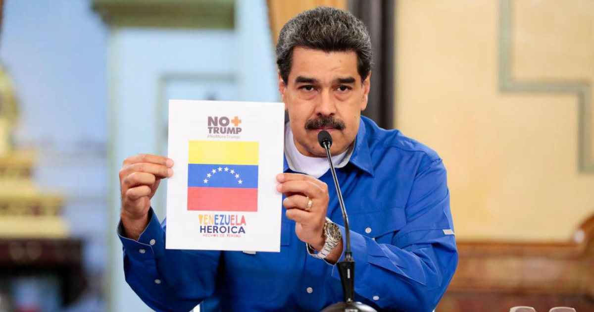 Nicolás Maduro sostiene un papel que dice "No +Trump" © Twitter/Nicolás Maduro