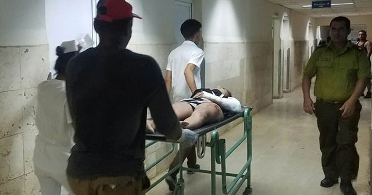 Imágenes de un herido trasladado al hospital provincial de Ciego de Avila. © Televisión Avileña