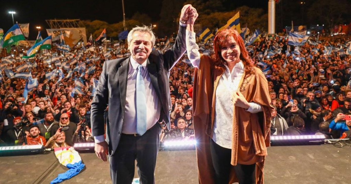 Alberto Fernández y Cristina Fernández alzan sus brazos © Twitter / Alberto Fernández