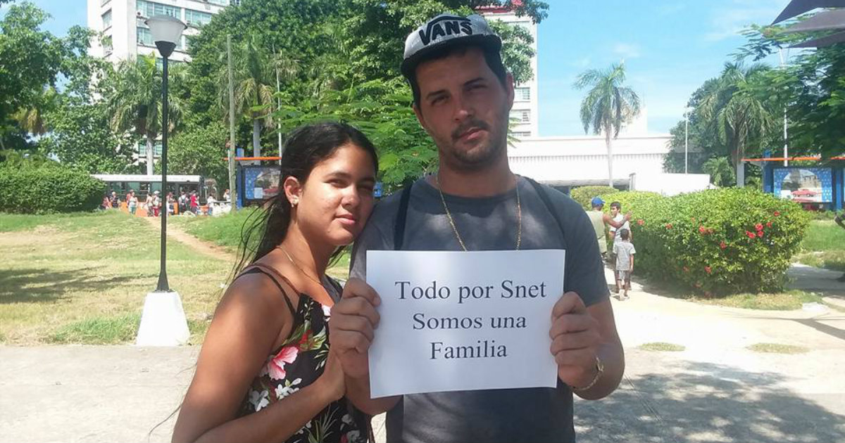 Jóvenes cubanos exigiendo que SNET continúe © Facebook / SNET CUBA Perfil Oficial
