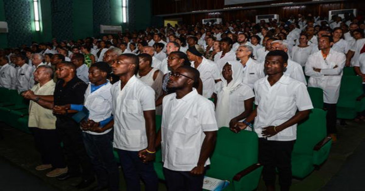 Graduación de médicos extranjeros en Cuba, imagen de referencia © ACN / Marcelino Vázquez
