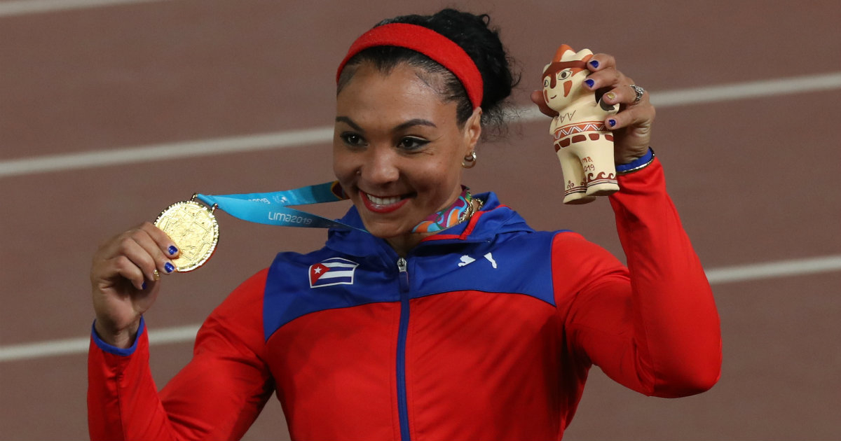 La discóbola cubana Yaimé Pérez con su medalla de oro en Lima 2019 © Reuters / Henry Romero