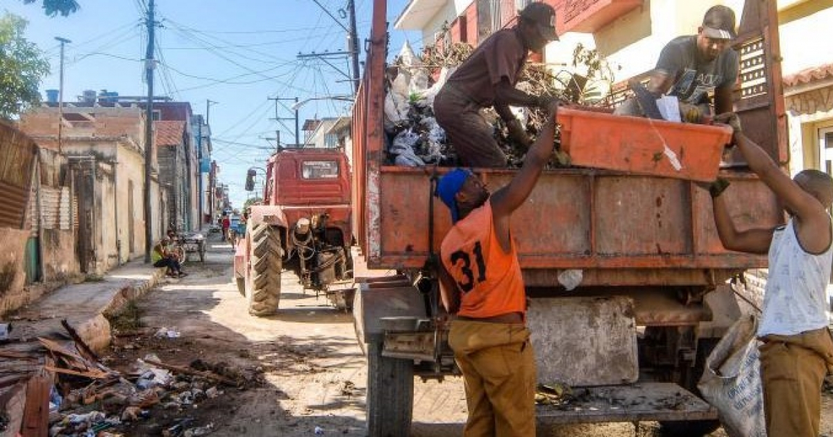 Recogida de escombros en La Habana © Granma