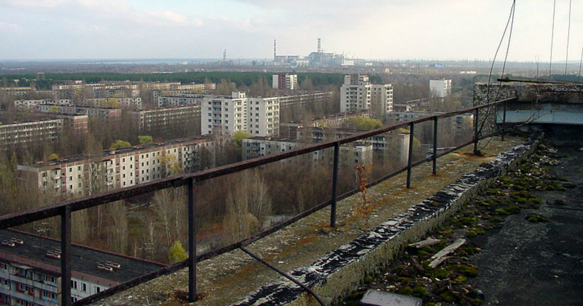 Vista de Chernobyl tomada desde el tejado de un edificio en Pripyat, Ucrania. © Wikimedia Commons / Jason Minshull