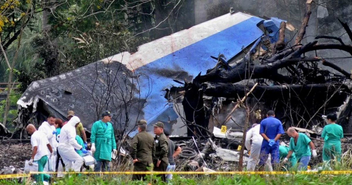 Personal de emergencia tras el accidente aéreo ocurrido en La Habana © Cubadebate