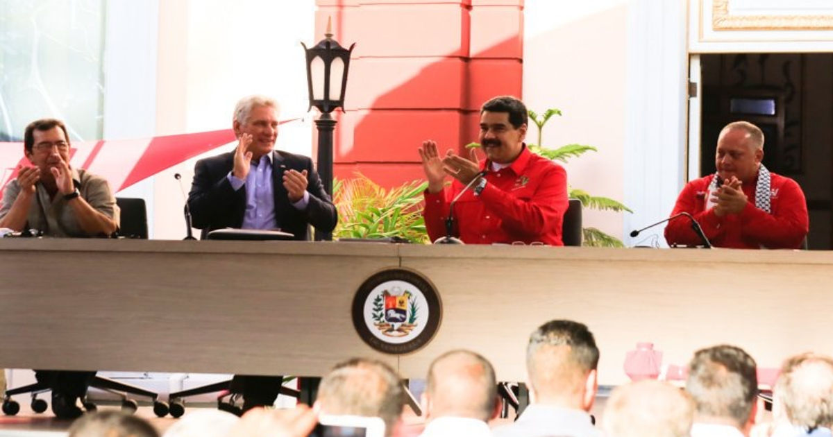 Miguel Díaz-Canel y Nicolás Maduro (en el centro) en Caracas, Venezuela © Twitter / Foro de Sao Paulo