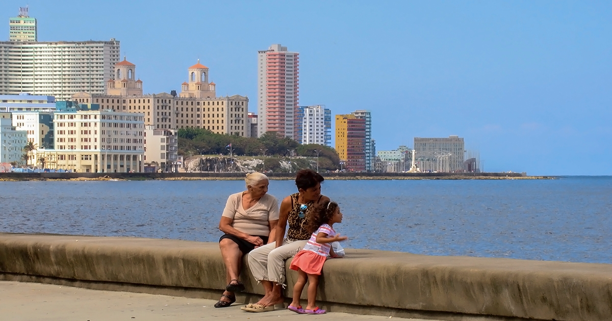 Cubanos en el malecón de La Habana, imagen de referencia © CiberCuba